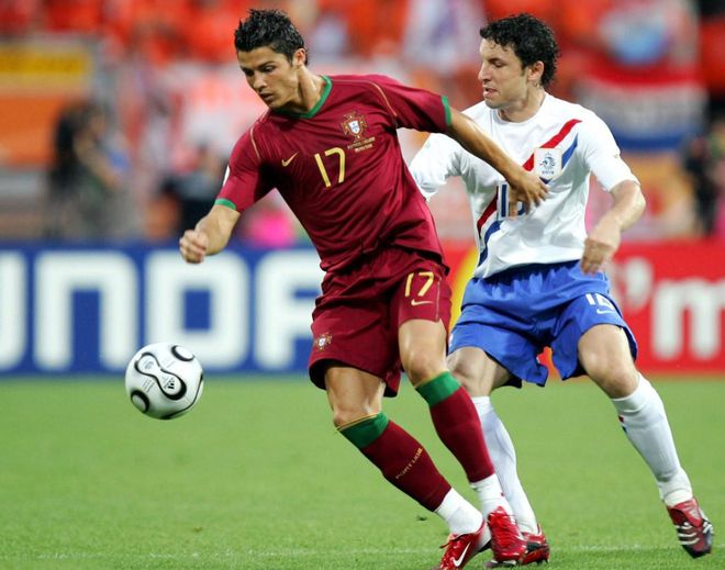 2012年欧洲杯和葡萄牙一个小组的荷兰队甚至直接在小组中垫底